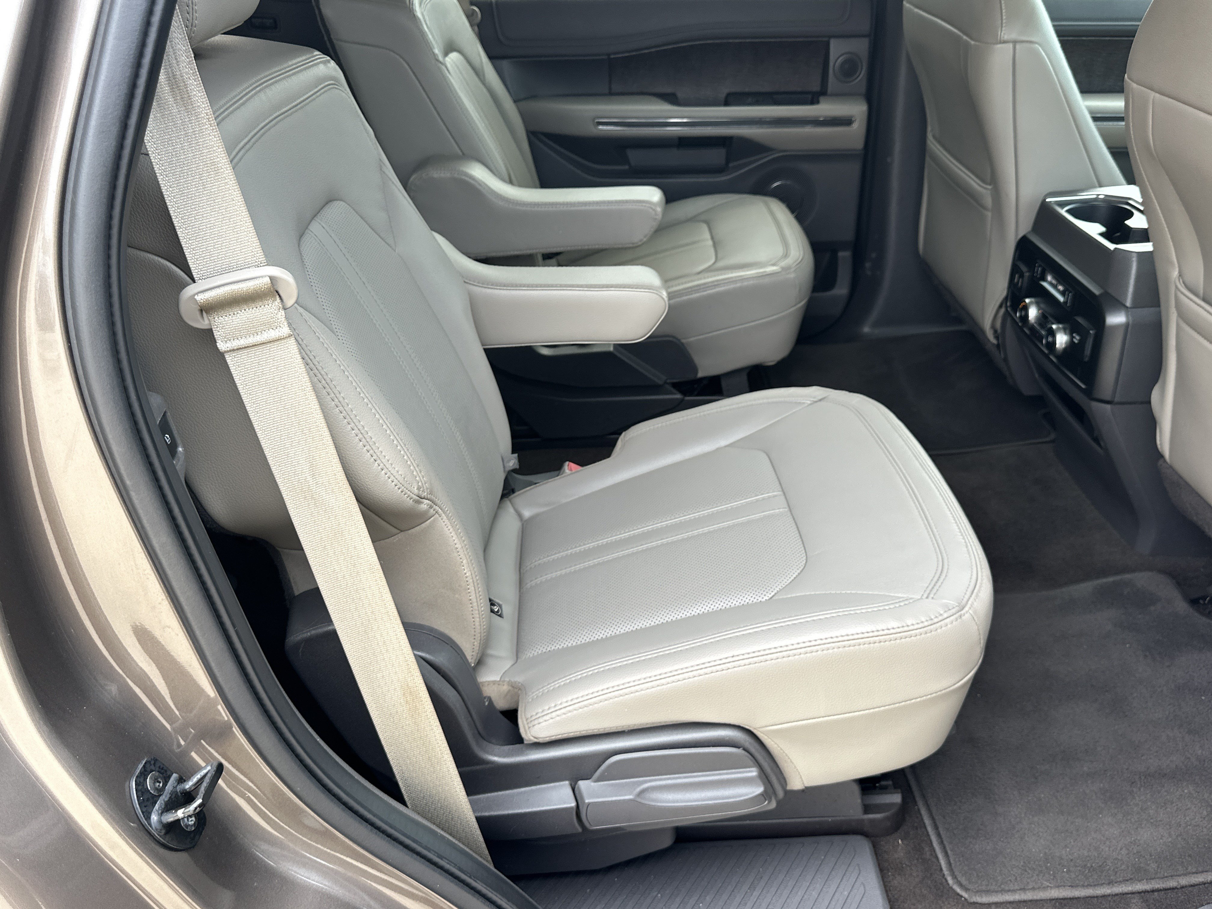 Used 2019 Ford Expedition Limited w/ Equipment Group 301A RWD image 16