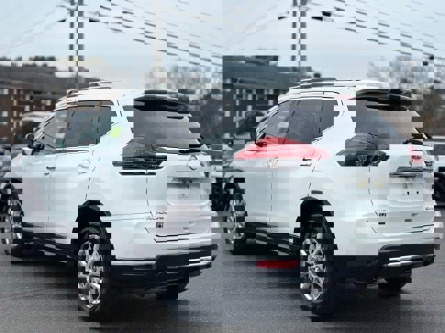 Used 2017 Nissan Rogue SV image 3