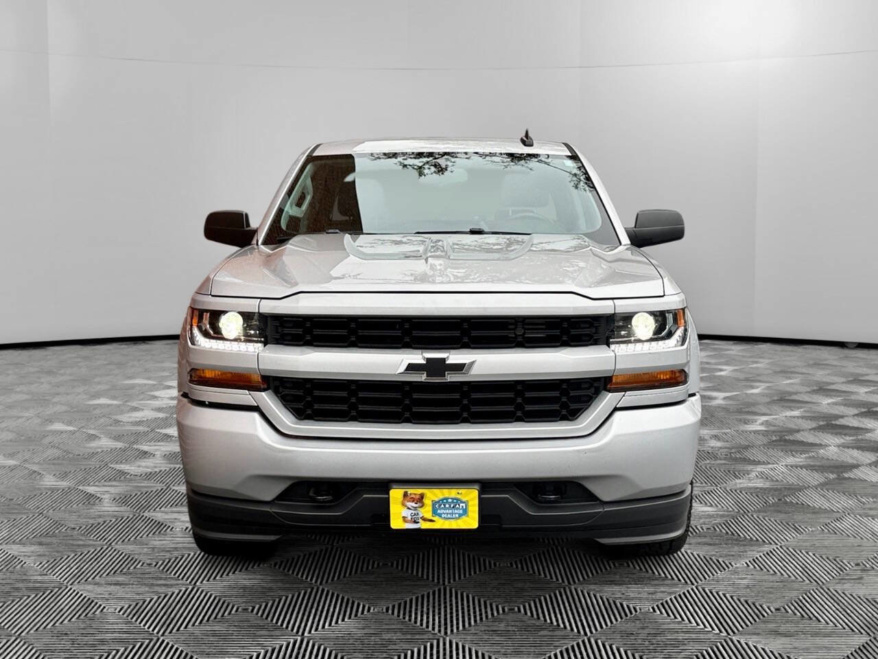 Used 2018 Chevrolet Silverado 1500 Custom w/ Custom Value Package image 2