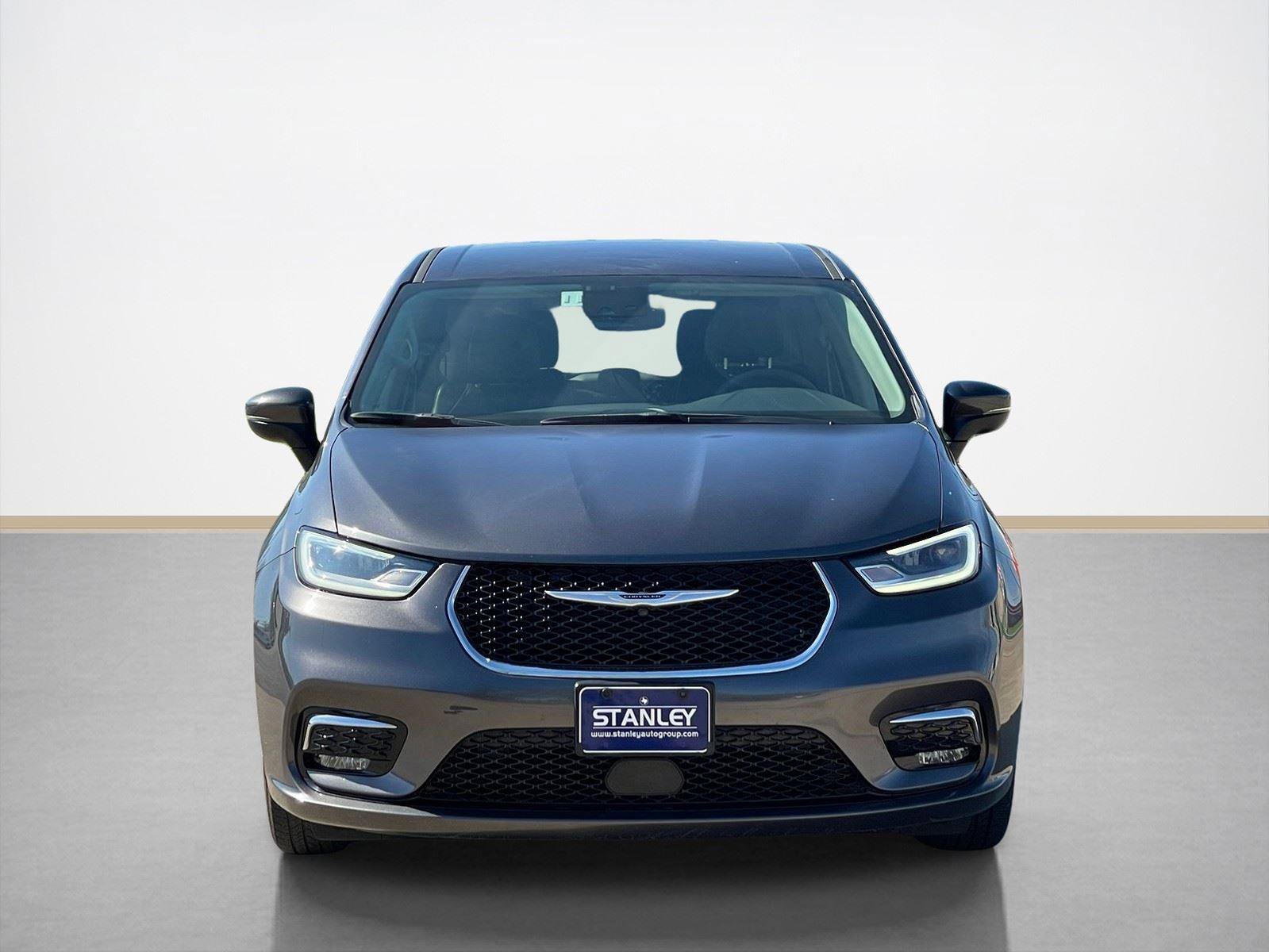 Used 2023 Chrysler Pacifica Touring-L image 2