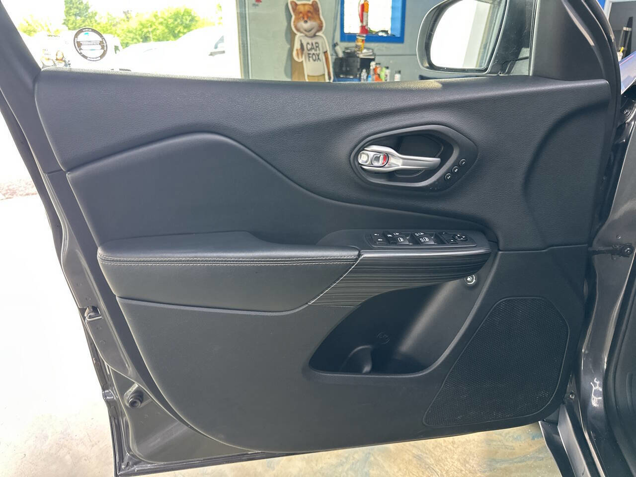 Used 2015 Jeep Cherokee Limited w/ Luxury Group image 18