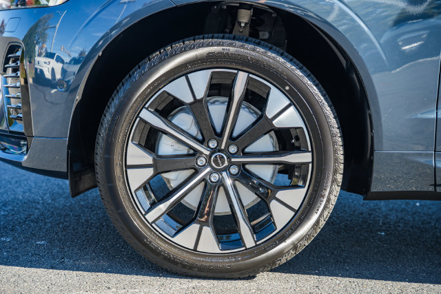 New 2027 Volvo XC60 B5 Plus AWD/4WD image 18