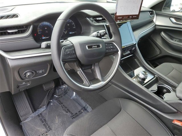 Used 2023 Jeep Grand Cherokee Laredo w/ Luxury Tech Group I image 22