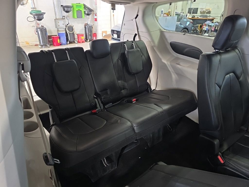 Used 2018 Chrysler Pacifica Touring-L image 28
