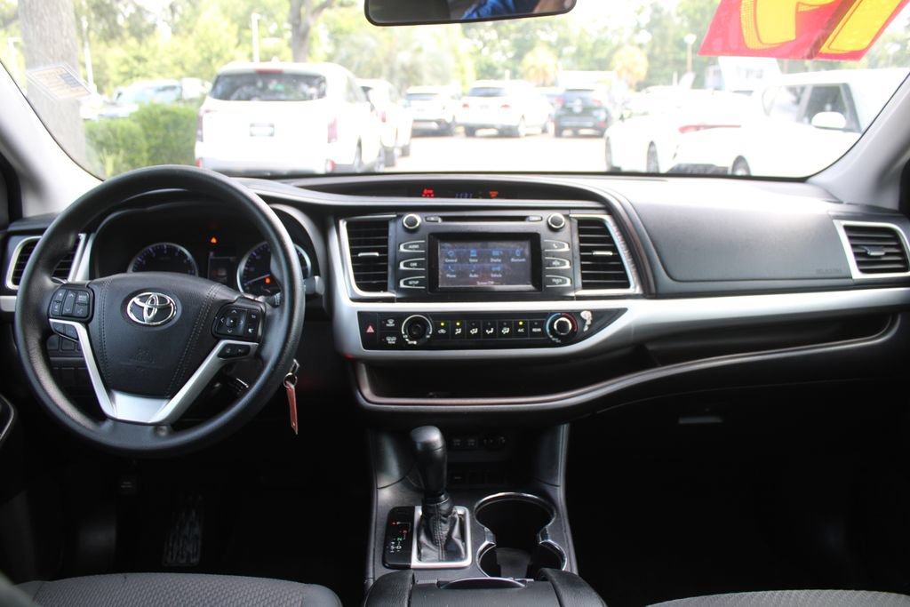 Used 2019 Toyota Highlander LE FWD image 22