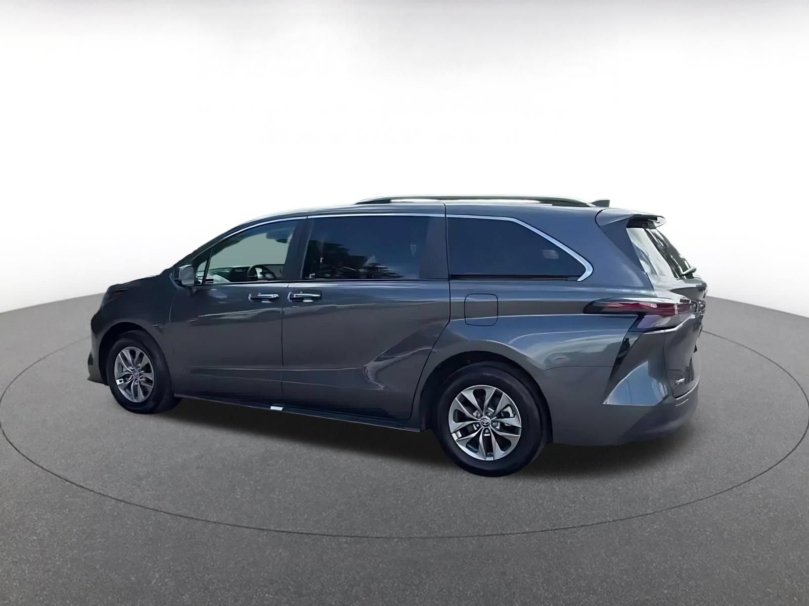 Used 2025 Toyota Sienna XLE FWD image 9