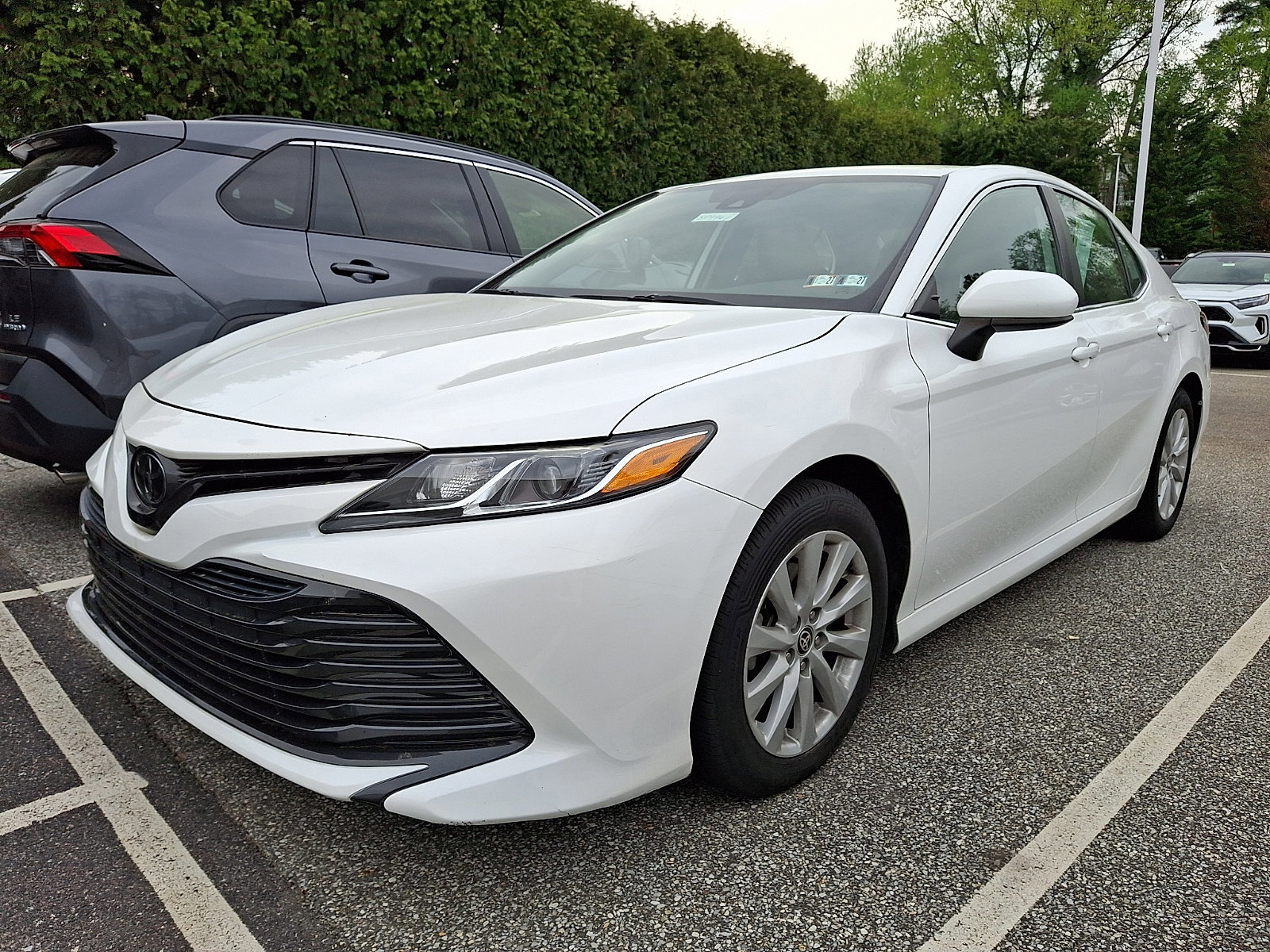 Used 2020 Toyota Camry LE image 3