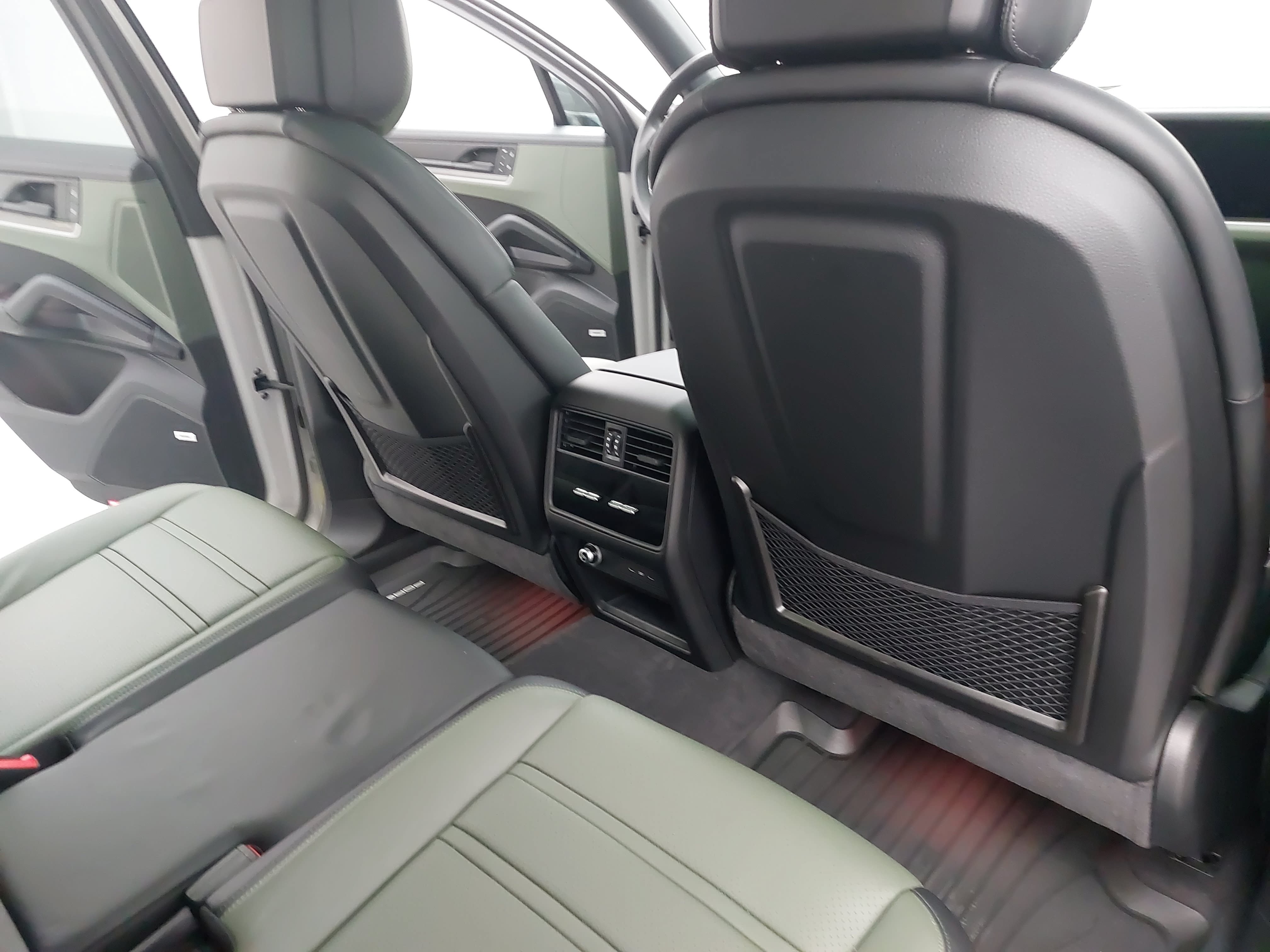 Certified 2025 Porsche Cayenne E-Hybrid AWD/4WD image 13