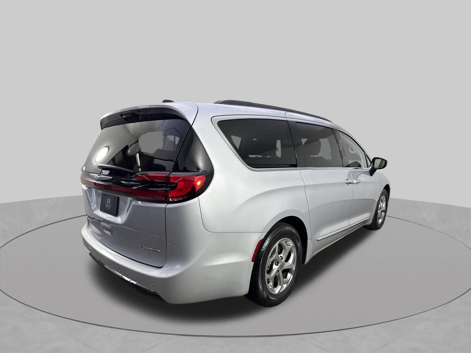 Used 2023 Chrysler Pacifica Limited FWD image 36
