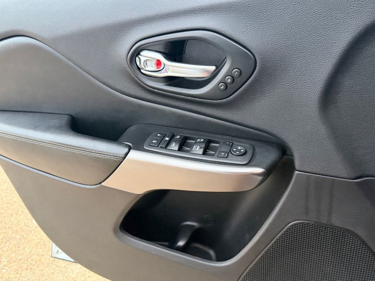Used 2019 Jeep Cherokee Limited AWD/4WD image 33