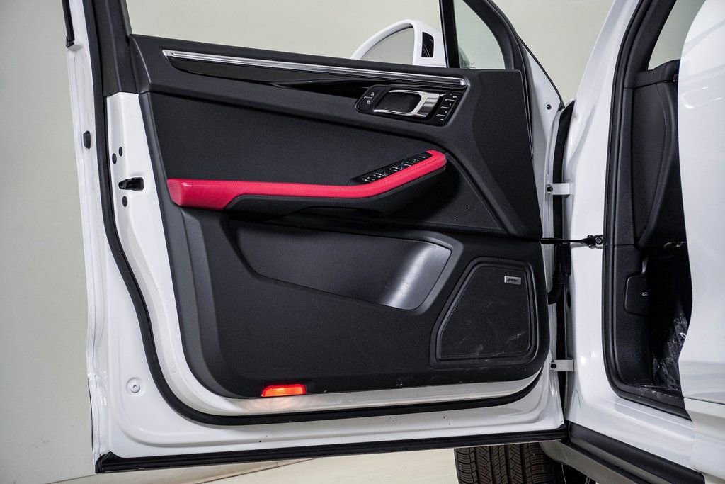 Certified 2025 Porsche Macan image 25