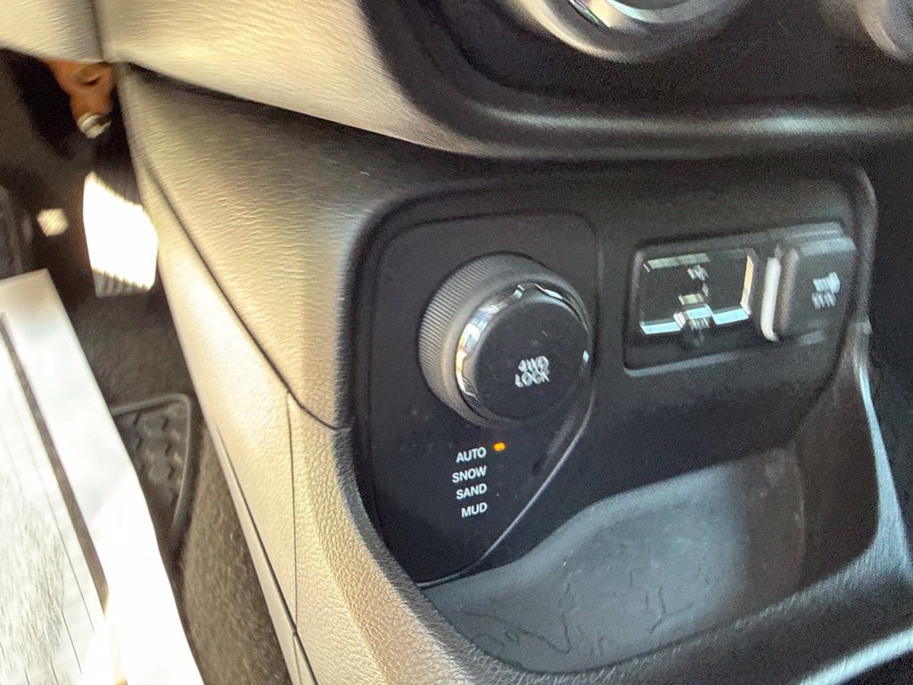 Used 2017 Jeep Renegade Altitude AWD/4WD image 30