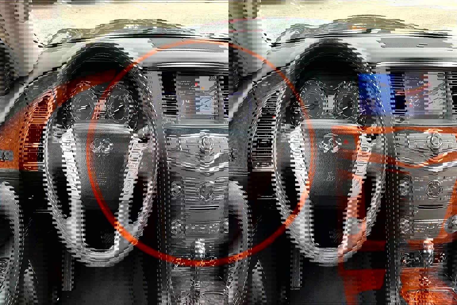 Used 2015 INFINITI QX80 w/ Deluxe Technology Package image 5