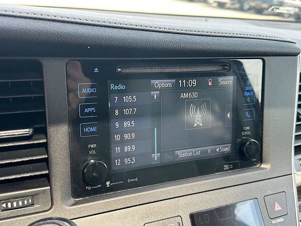 Used 2016 Toyota Sienna XLE w/ XLE Navigation Package FWD image 27