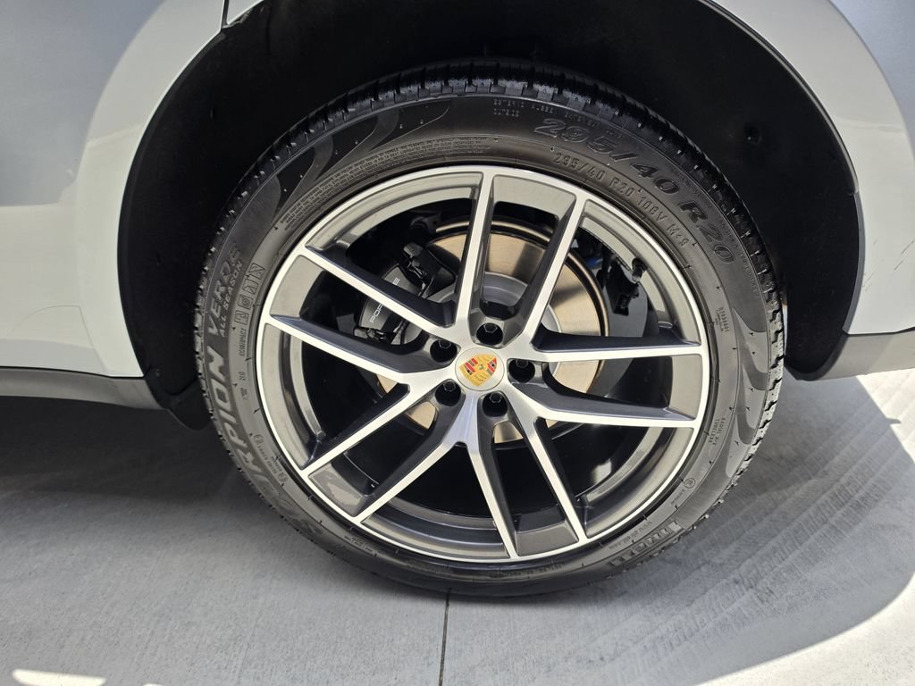Certified 2023 Porsche Macan AWD/4WD image 32