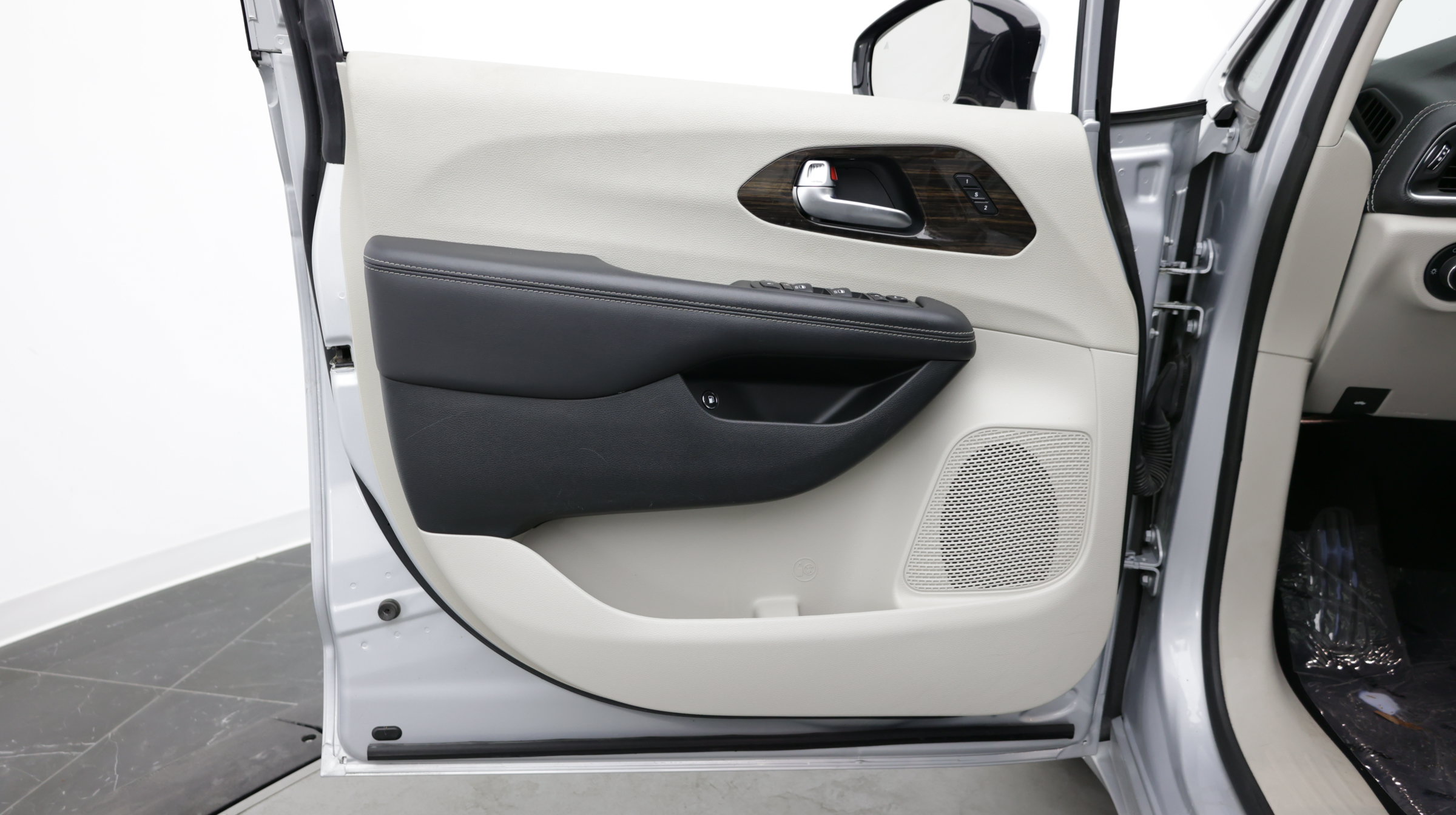 Used 2023 Chrysler Pacifica Limited FWD image 11