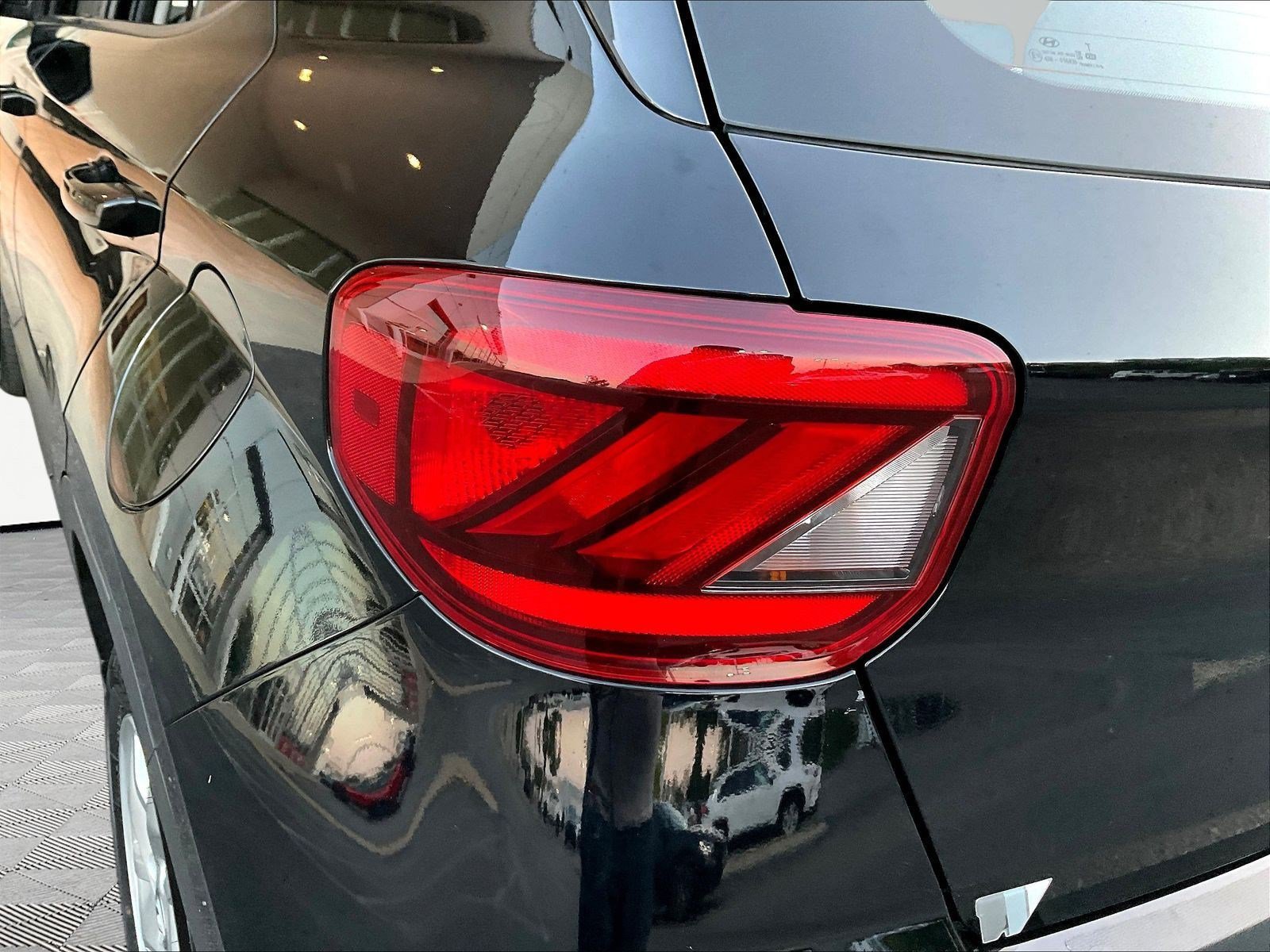 Used 2025 Hyundai Venue SE FWD image 21