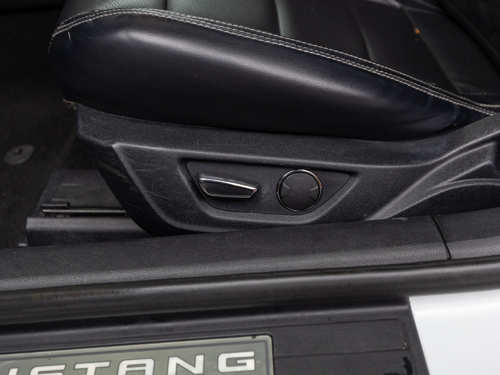 Used 2019 Ford Mustang GT Premium w/ Equipment Group 401A RWD image 60