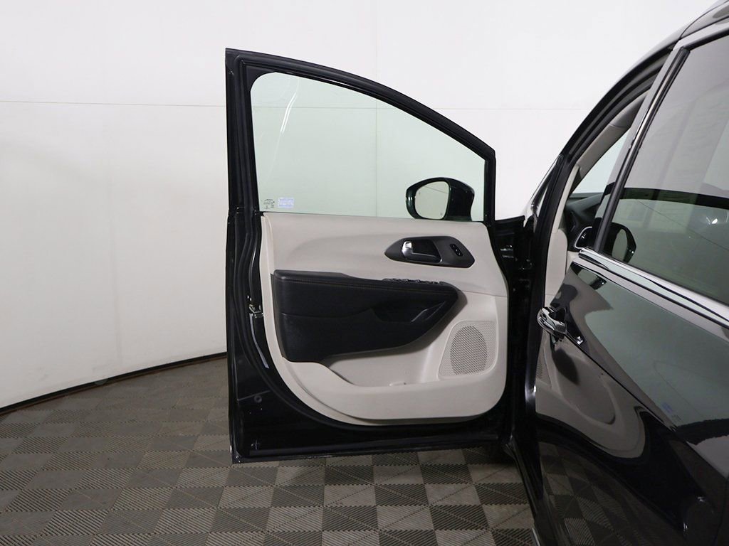 Used 2020 Chrysler Pacifica Touring-L Plus image 20