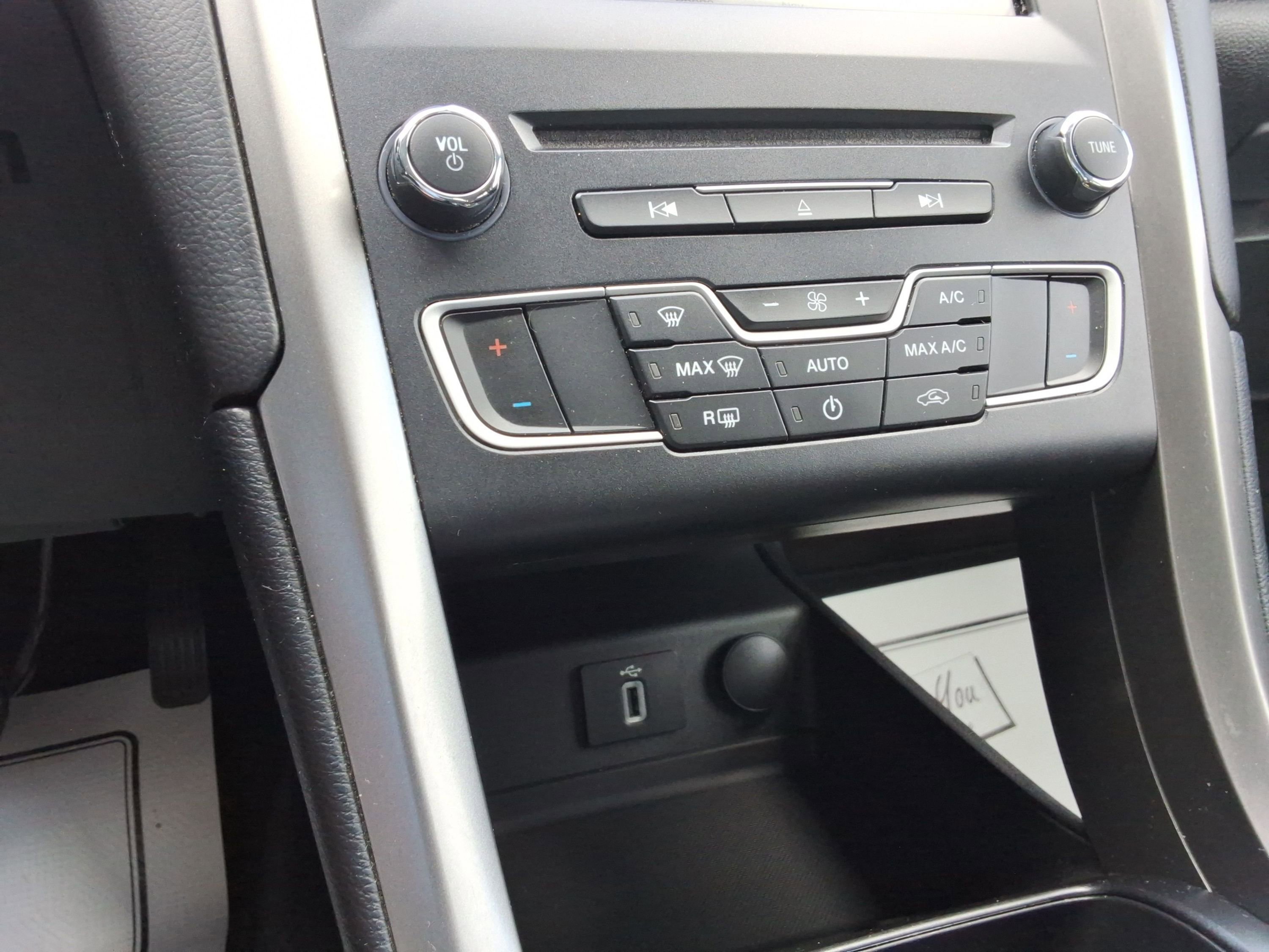 Used 2017 Ford Fusion SE w/ Fusion SE Technology Package FWD image 17