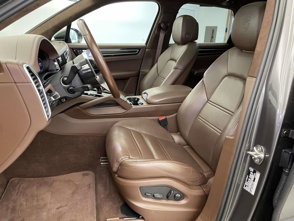 Certified 2023 Porsche Cayenne GTS image 5
