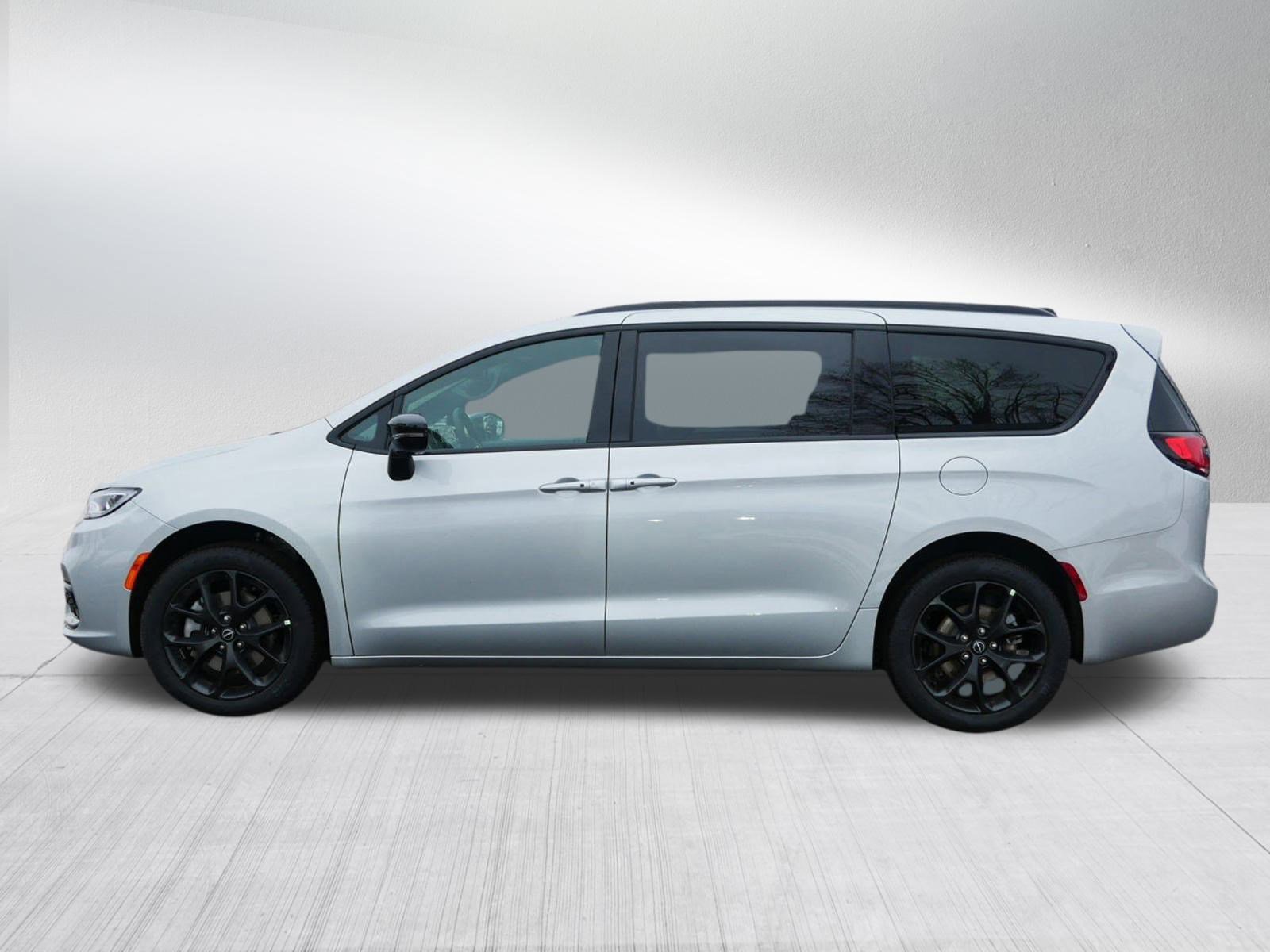 New 2026 Chrysler Pacifica Limited w/ S Appearance Package image 4
