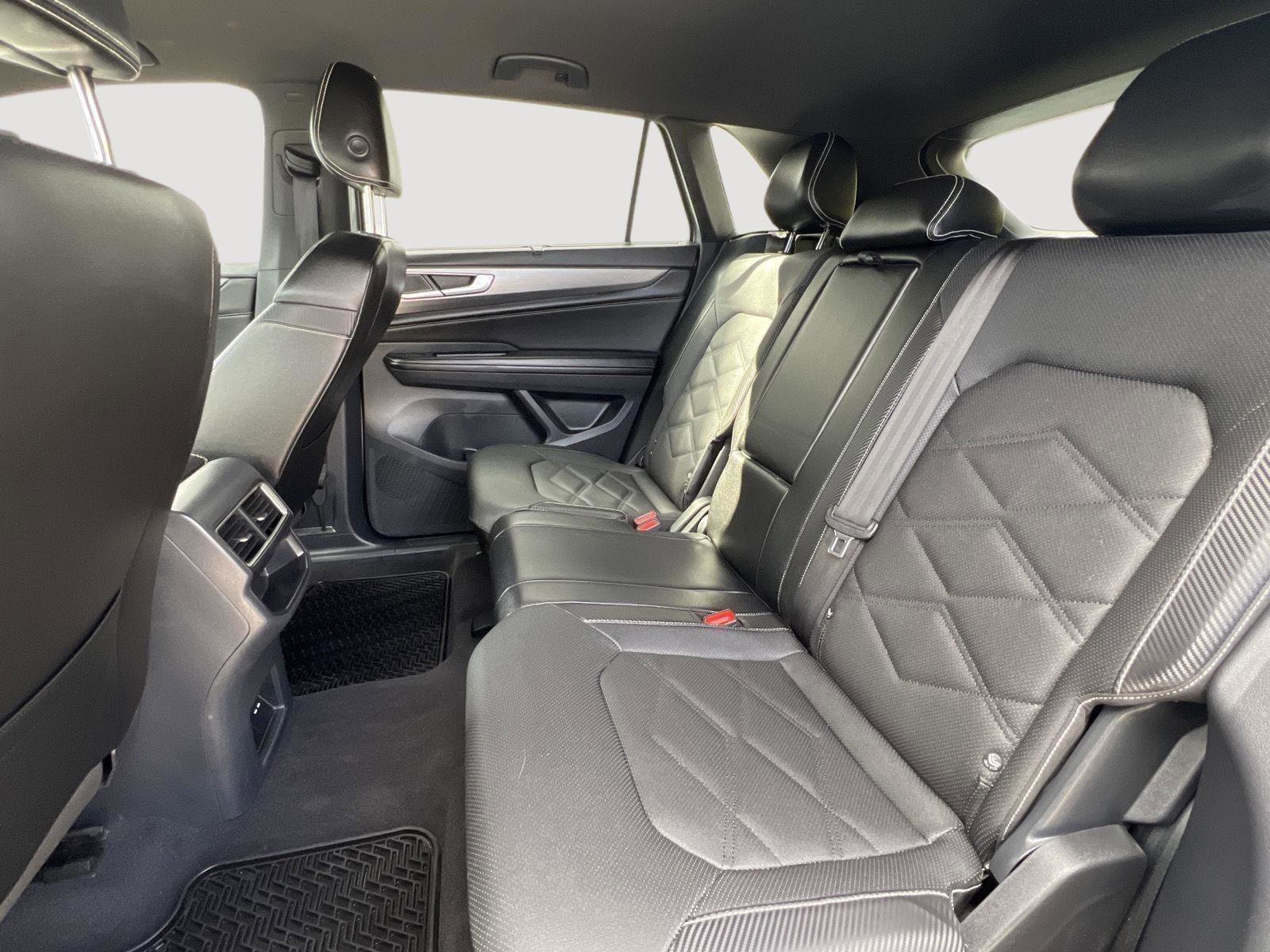 Used 2024 Volkswagen Atlas Cross Sport SE image 24