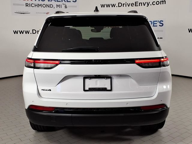 Used 2023 Jeep Grand Cherokee Altitude AWD/4WD image 5