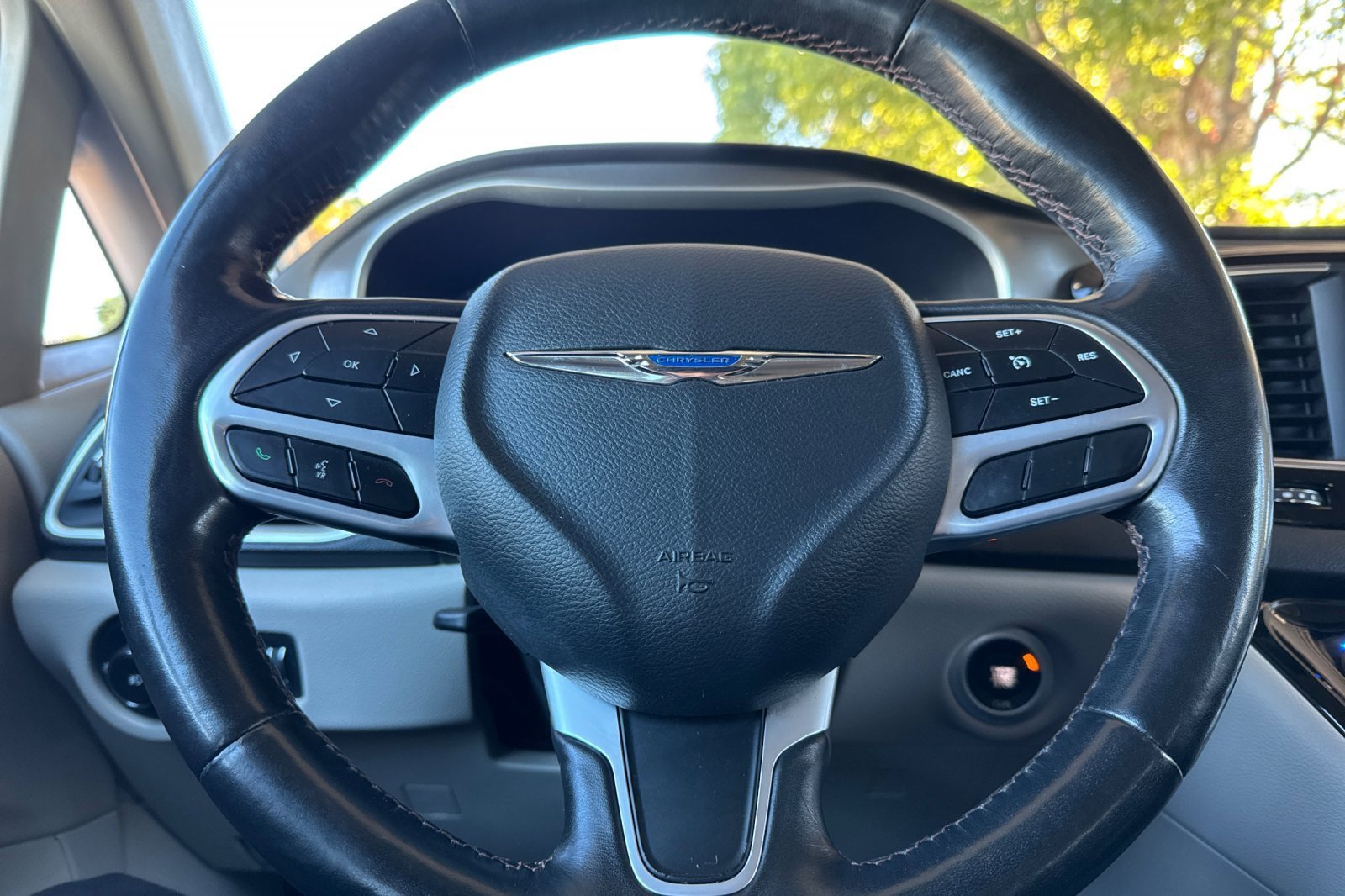 Used 2020 Chrysler Pacifica Touring-L w/ Tire & Wheel Group image 23