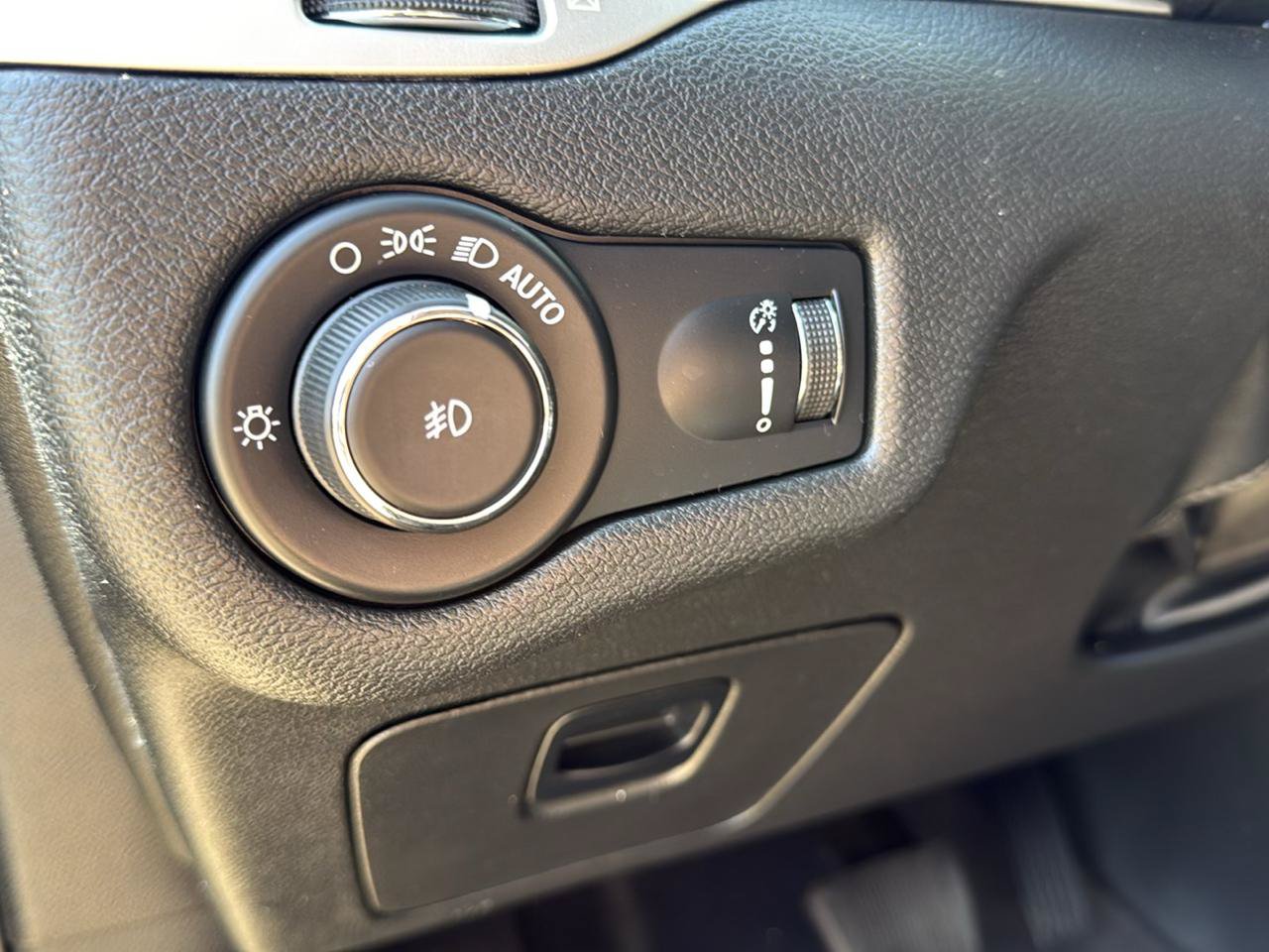Used 2022 Jeep Cherokee Latitude AWD/4WD image 16