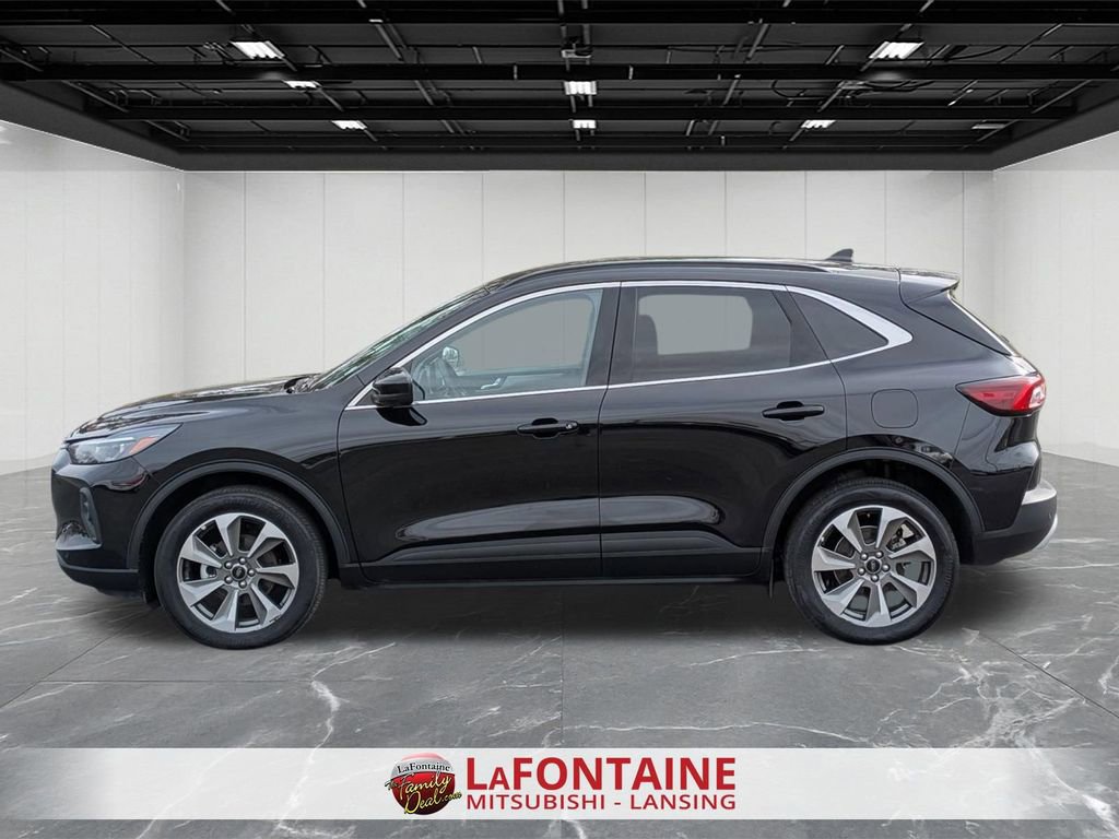 Used 2024 Ford Escape Platinum AWD/4WD image 2