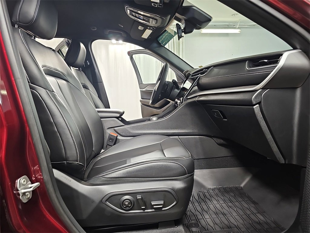 Used 2025 Jeep Grand Cherokee Limited image 13