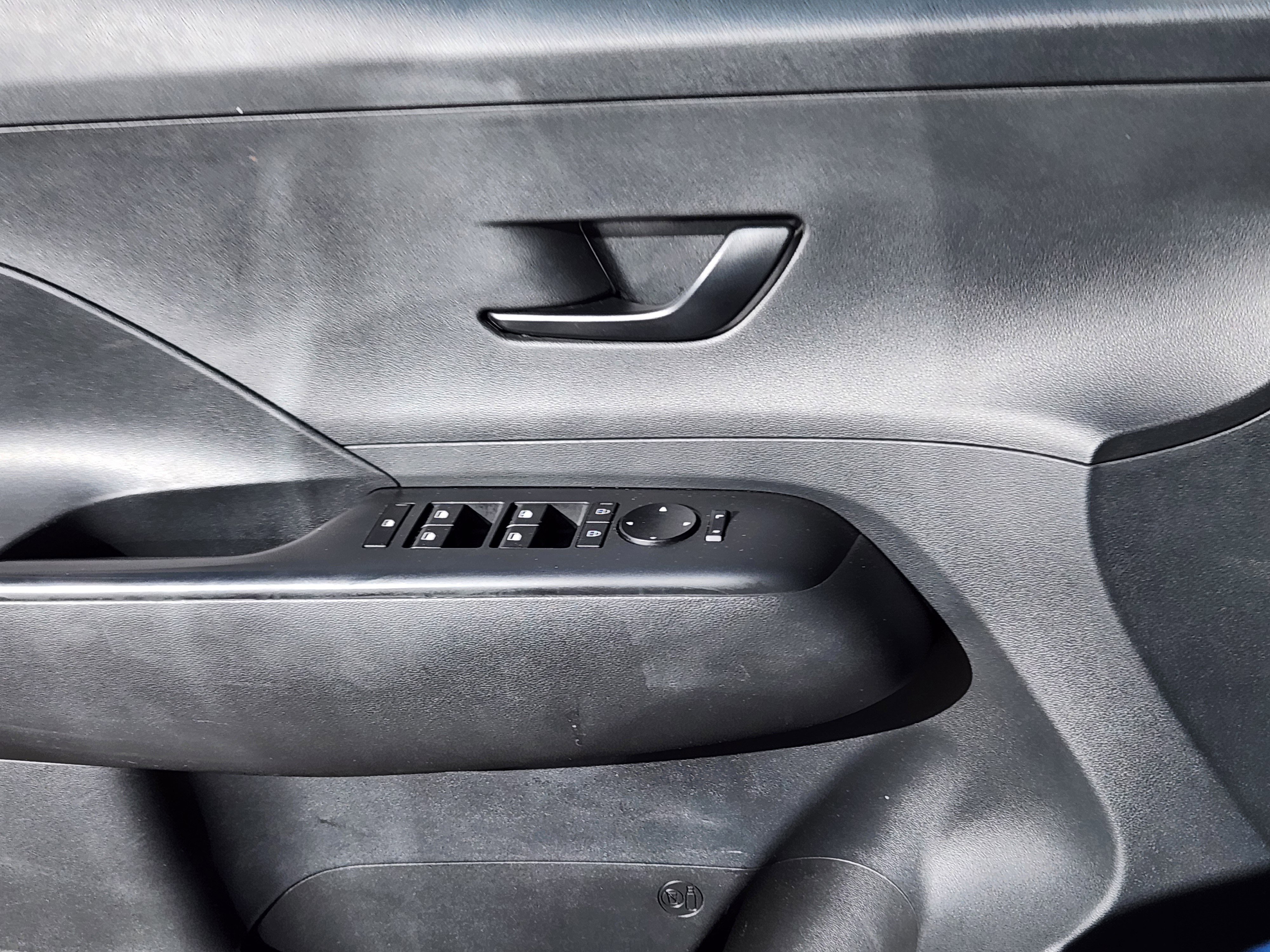 Certified 2024 Hyundai Kona SE image 7