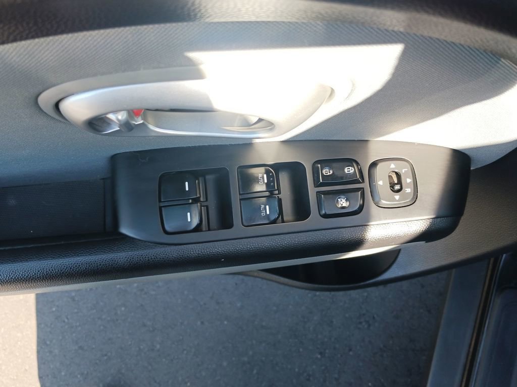 Used 2016 Kia Soul + image 11
