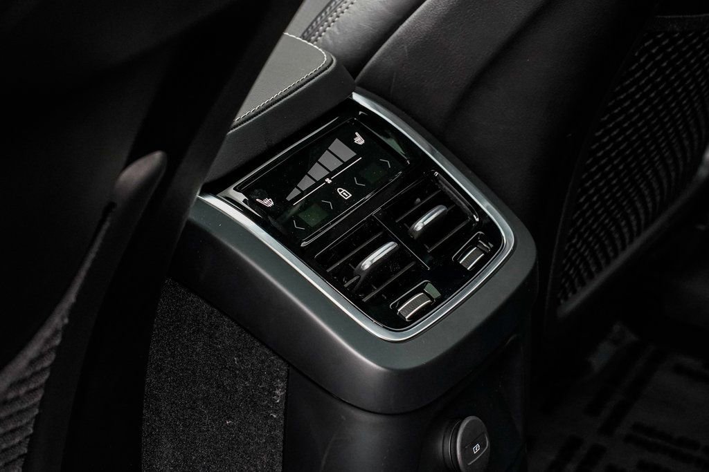 Used 2024 Volvo XC90 T8 Ultimate w/ Lounge Package image 18