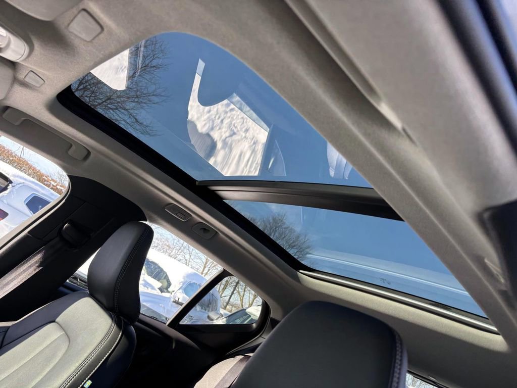 Used 2025 Volvo XC40 B5 Core image 23
