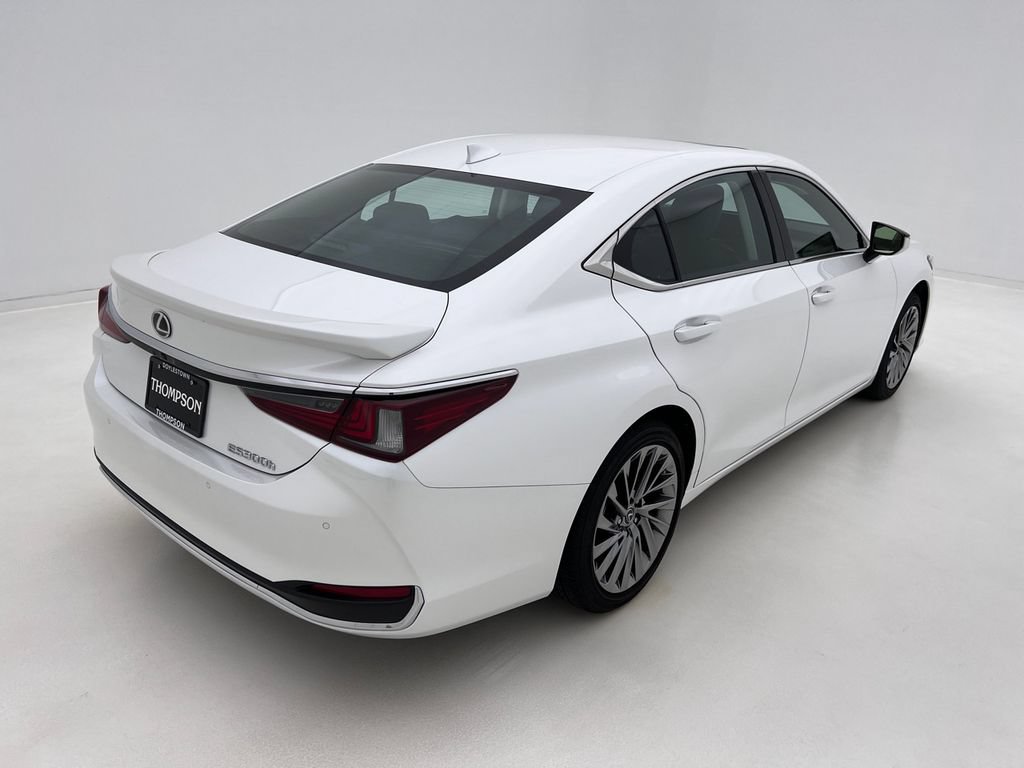 Used 2025 Lexus ES 300h w/ Luxury Package FWD image 7
