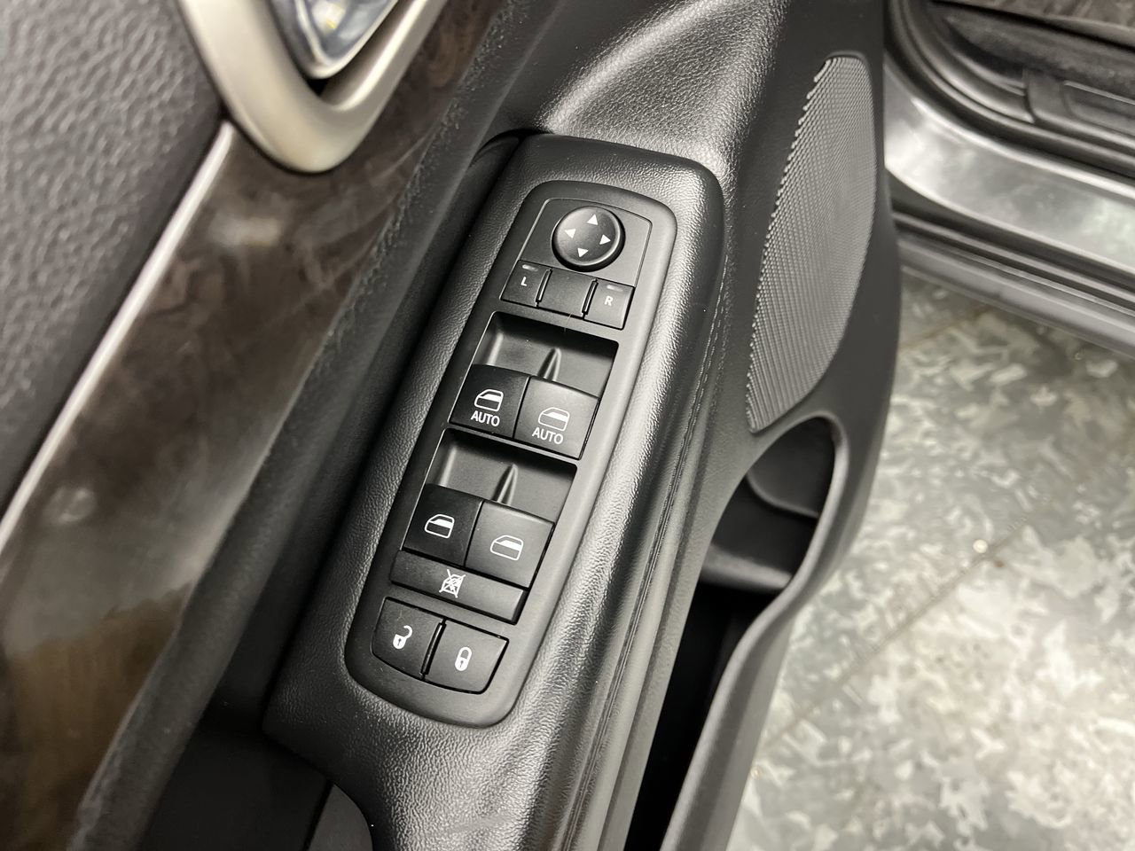 Used 2011 Jeep Grand Cherokee Laredo w/ Trailer Tow Group AWD/4WD image 7