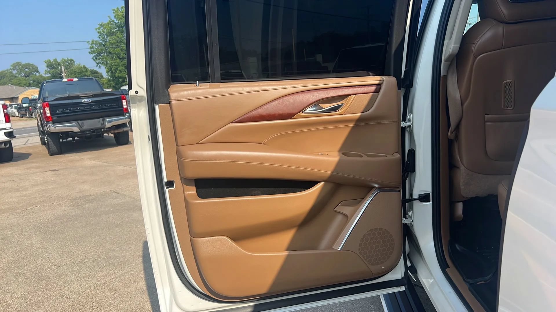 Used 2015 Cadillac Escalade ESV Platinum AWD/4WD image 10