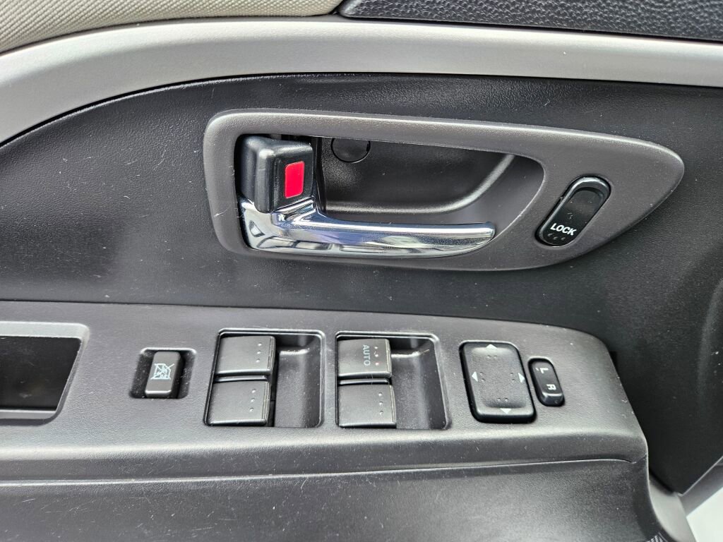 Used 2012 MAZDA MAZDA5 Touring w/ Moonroof & Audio Pkg image 15