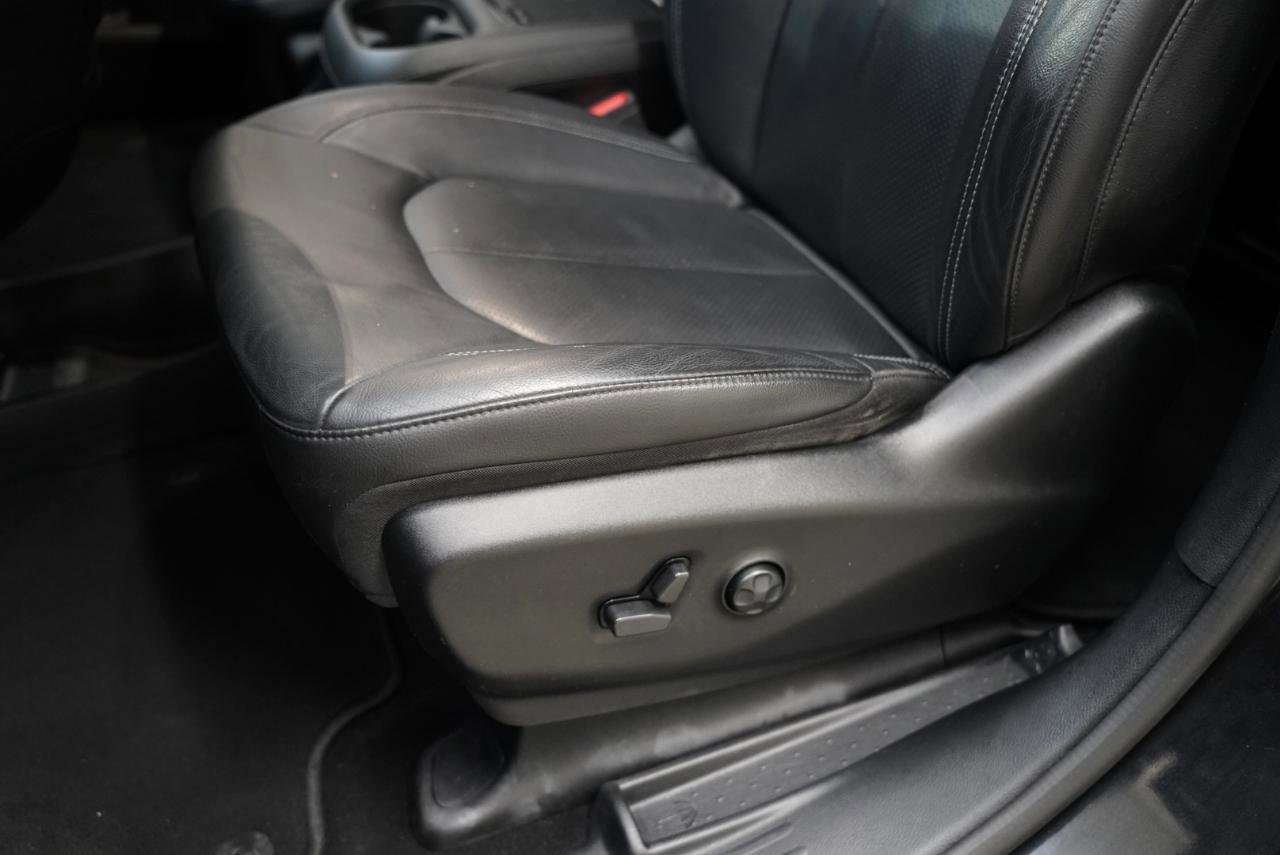 Used 2021 Chrysler Pacifica Touring-L w/ Uconnect Theater Family Group image 25