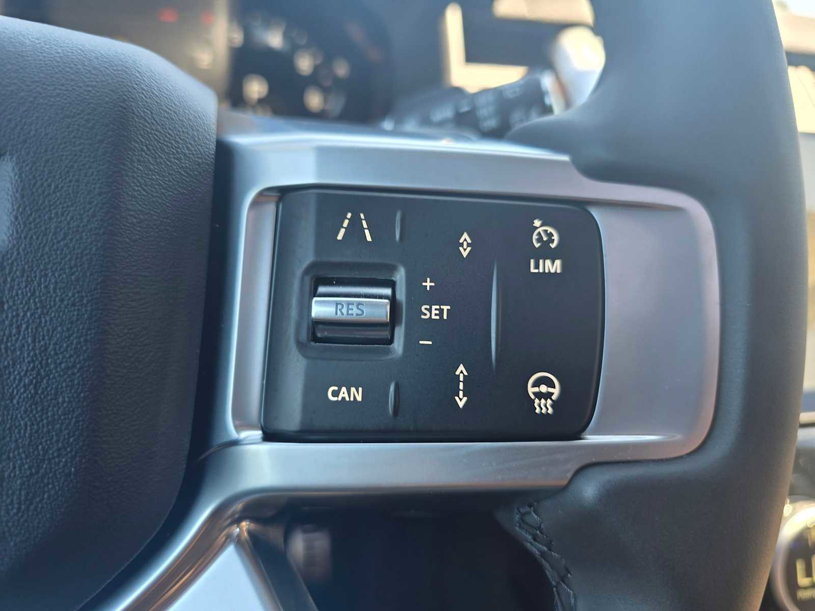 New 2025 Land Rover Discovery Dynamic SE image 32