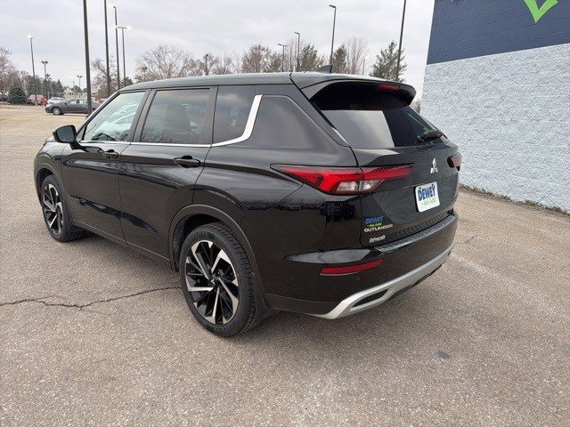 Used 2022 Mitsubishi Outlander SE image 3