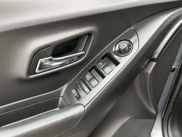 Used 2019 Chevrolet Trax LT w/ LT Convenience Package image 17