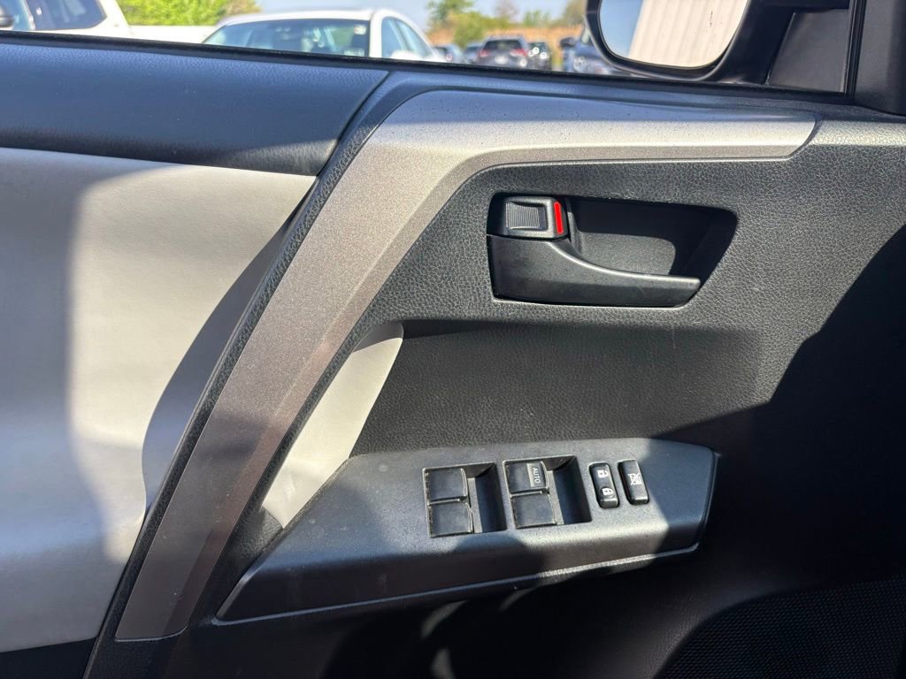 Used 2018 Toyota RAV4 LE AWD/4WD image 8
