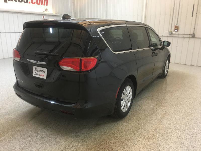 Used 2018 Chrysler Pacifica L FWD image 4