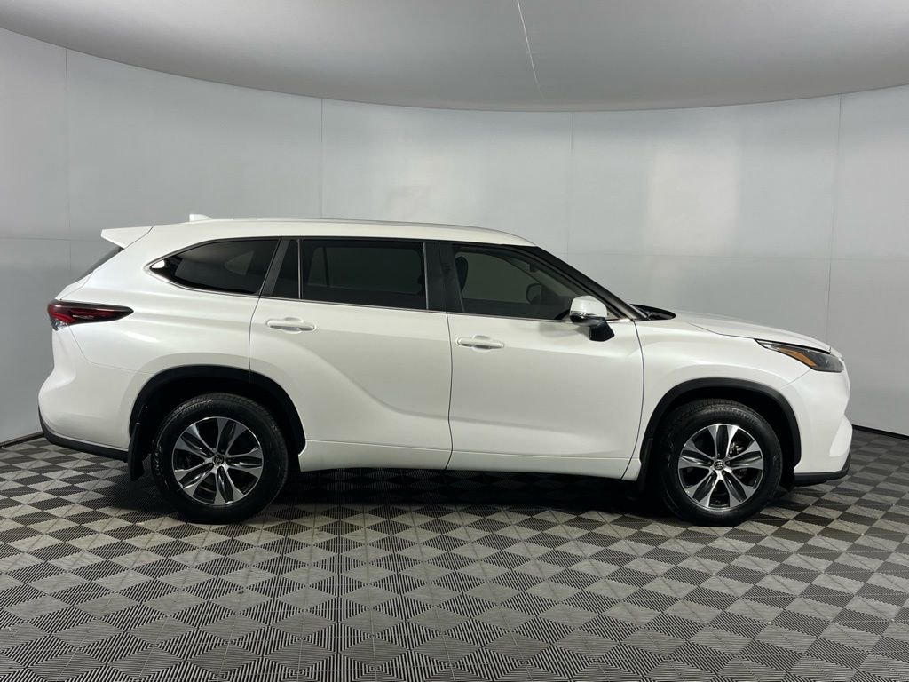 Used 2025 Toyota Highlander XLE image 5