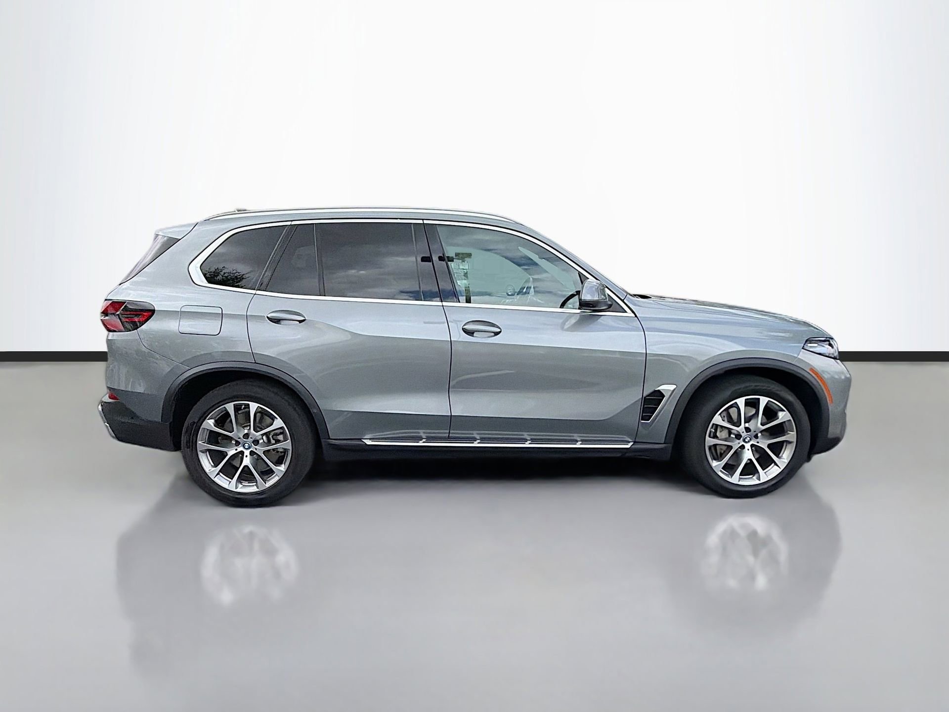 Certified 2025 BMW X5 xDrive50e image 3