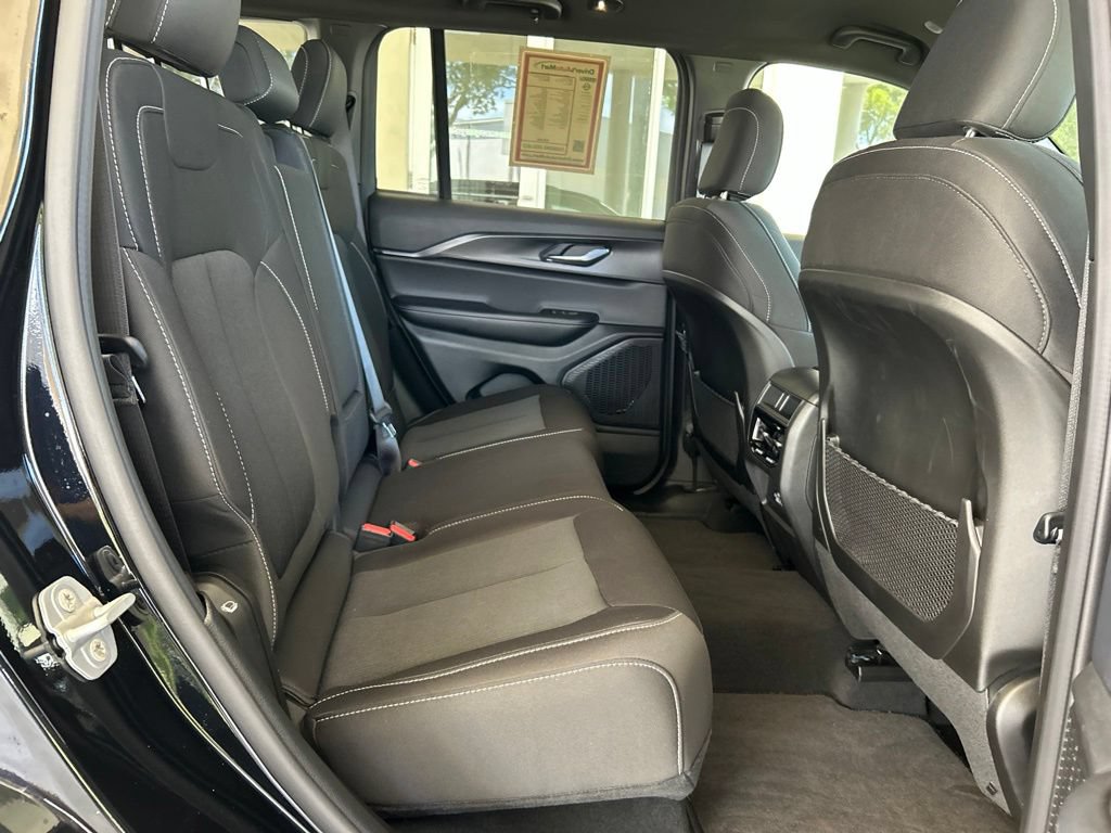 Used 2025 Jeep Grand Cherokee Laredo AWD/4WD image 26