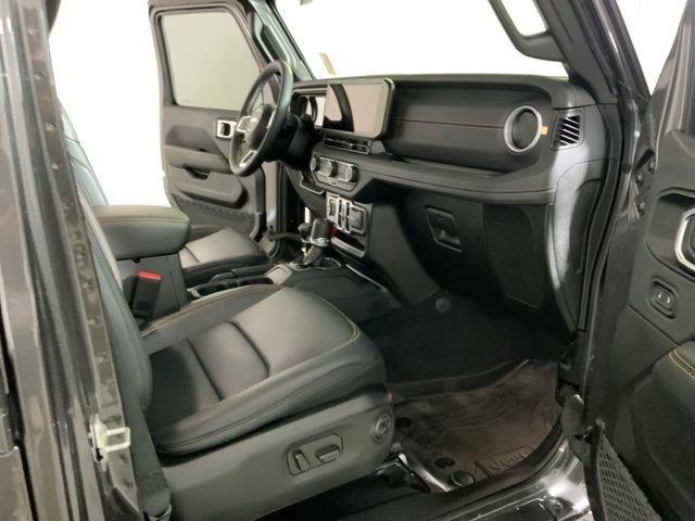 Used 2025 Jeep Wrangler Unlimited Sahara w/ Technology Group AWD/4WD image 27